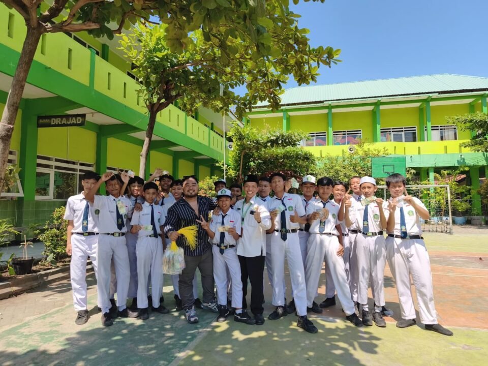 MTsN 1 Pasuruan dengan kehadiran tim Kampung Inggris Pare dalam program Speaking Partner.