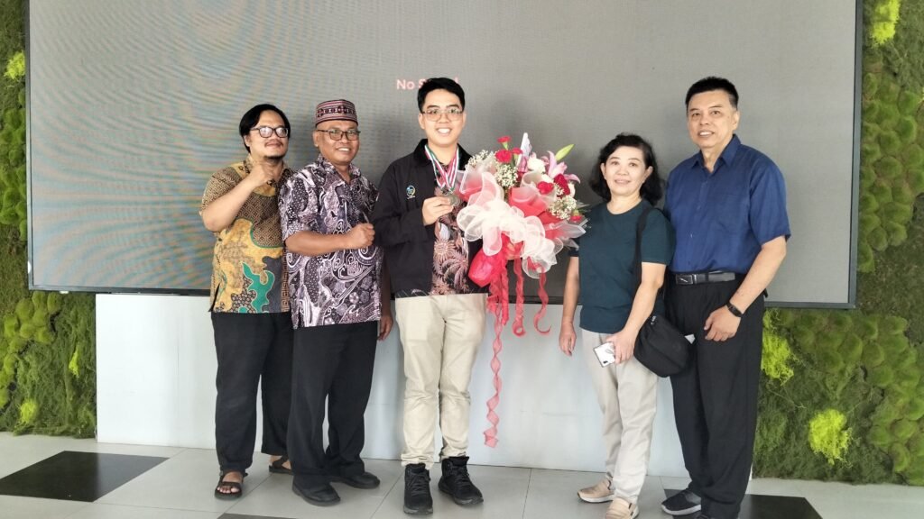 Louis Victor Iswaranimpuna Paris (tengah), siswa SMA Katolik St. Albertus (SMA DEMPO) Kota Malang, berfoto bersama usai sukses memborong tiga medali sekaligus dalam ajang kompetisi ilmu kebumian tingkat internasional.