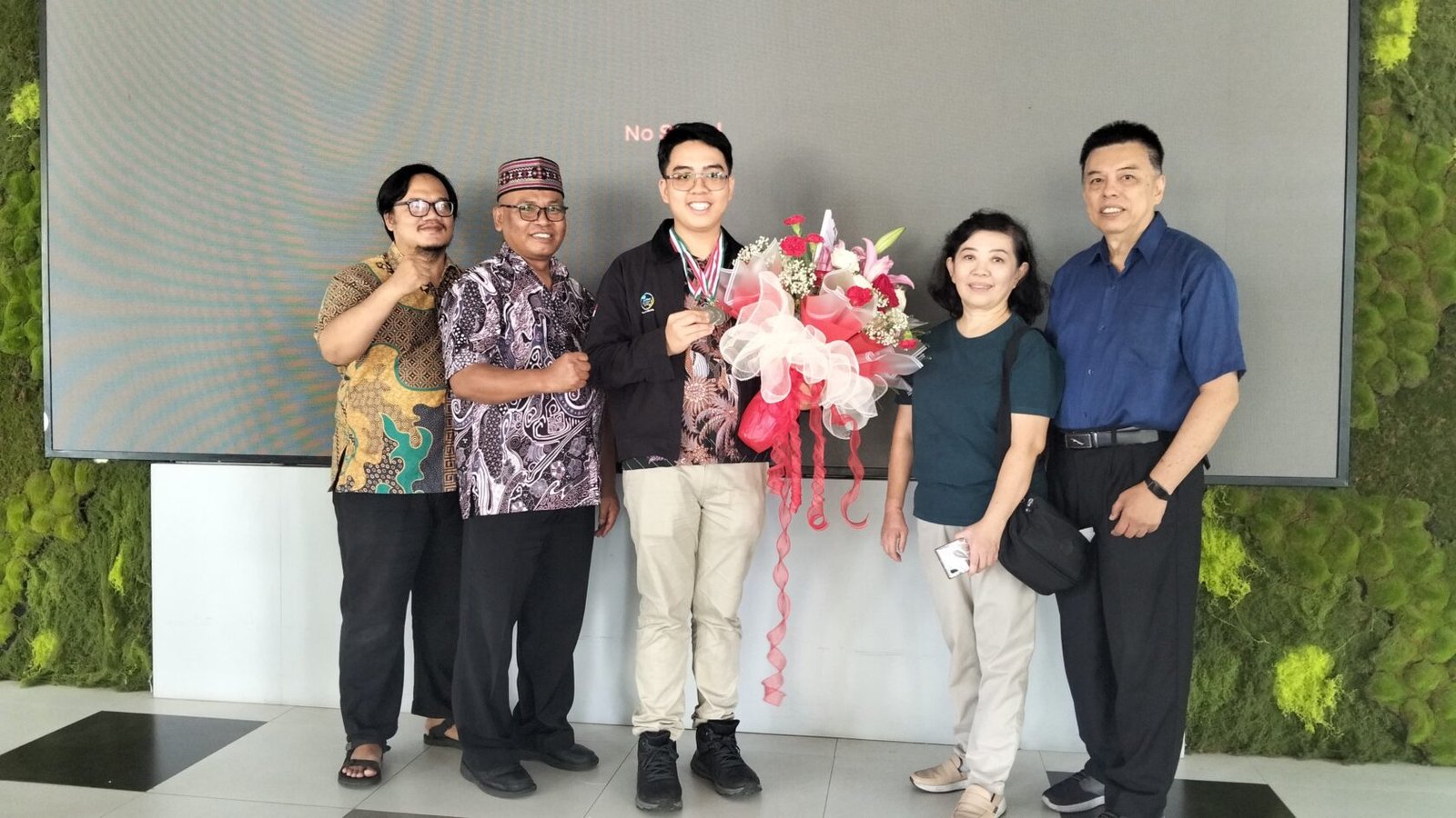 Louis Victor Iswaranimpuna Paris (tengah), siswa SMA Katolik St. Albertus (SMA DEMPO) Kota Malang, berfoto bersama usai sukses memborong tiga medali sekaligus dalam ajang kompetisi ilmu kebumian tingkat internasional.