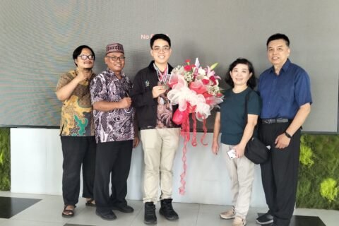 Louis Victor Iswaranimpuna Paris (tengah), siswa SMA Katolik St. Albertus (SMA DEMPO) Kota Malang, berfoto bersama usai sukses memborong tiga medali sekaligus dalam ajang kompetisi ilmu kebumian tingkat internasional.