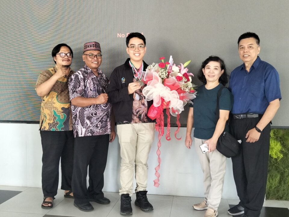 Louis Victor Iswaranimpuna Paris (tengah), siswa SMA Katolik St. Albertus (SMA DEMPO) Kota Malang, berfoto bersama usai sukses memborong tiga medali sekaligus dalam ajang kompetisi ilmu kebumian tingkat internasional.