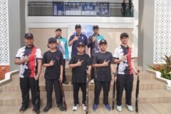 Tim Sparta Shooting Club (SSC) siap berkompetisi! Enam siswa dari tim SSC berfoto bersama Kepala Sekolah, Waka Kurikulum, dan pelatih di depan gedung sekolah sebelum berangkat ke Kejuaraan Menembak Senapan Angin PANGKORPASGAT CUP di Malang.