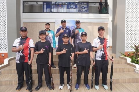 Tim Sparta Shooting Club (SSC) siap berkompetisi! Enam siswa dari tim SSC berfoto bersama Kepala Sekolah, Waka Kurikulum, dan pelatih di depan gedung sekolah sebelum berangkat ke Kejuaraan Menembak Senapan Angin PANGKORPASGAT CUP di Malang.
