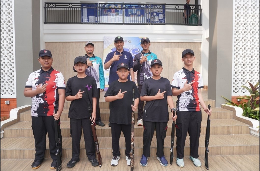Tim Sparta Shooting Club (SSC) siap berkompetisi! Enam siswa dari tim SSC berfoto bersama Kepala Sekolah, Waka Kurikulum, dan pelatih di depan gedung sekolah sebelum berangkat ke Kejuaraan Menembak Senapan Angin PANGKORPASGAT CUP di Malang.