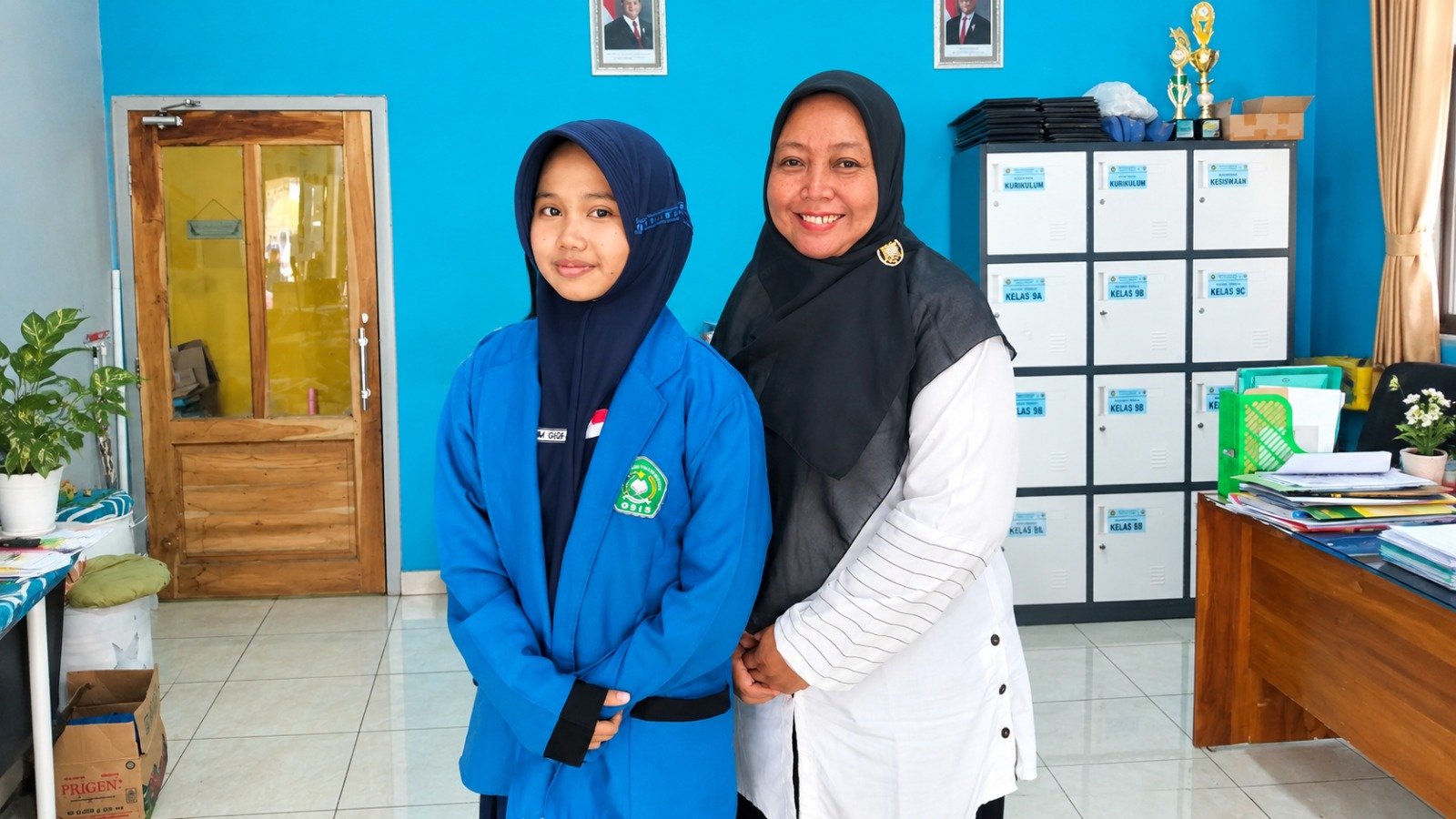 Foto Hanum Gigih Gatra, siswi kelas IX-B, berhasil menembus 30 besar nasional Olimpiade Madrasah Indonesia (OMI) Tahun 2026 bersama dengan Guru Pendamping.