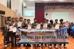 Wajah bangga para siswa delegasi SMA Integral Ar-Rohmah Malang saat membentangkan spanduk dan memamerkan deretan medali serta sertifikat penghargaan usai menaklukkan ajang Southeast Asia Olympiad 2026 di Malaysia.