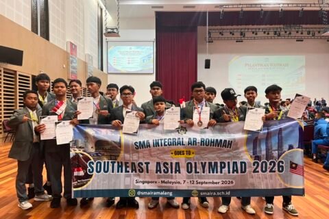 Wajah bangga para siswa delegasi SMA Integral Ar-Rohmah Malang saat membentangkan spanduk dan memamerkan deretan medali serta sertifikat penghargaan usai menaklukkan ajang Southeast Asia Olympiad 2026 di Malaysia.