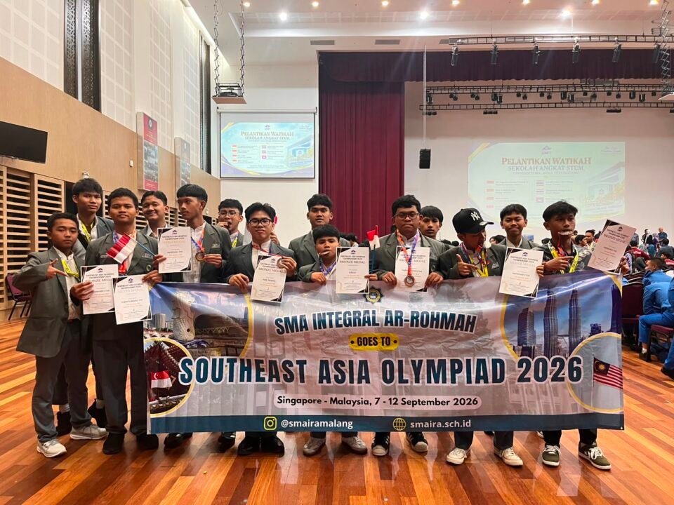 Wajah bangga para siswa delegasi SMA Integral Ar-Rohmah Malang saat membentangkan spanduk dan memamerkan deretan medali serta sertifikat penghargaan usai menaklukkan ajang Southeast Asia Olympiad 2026 di Malaysia.