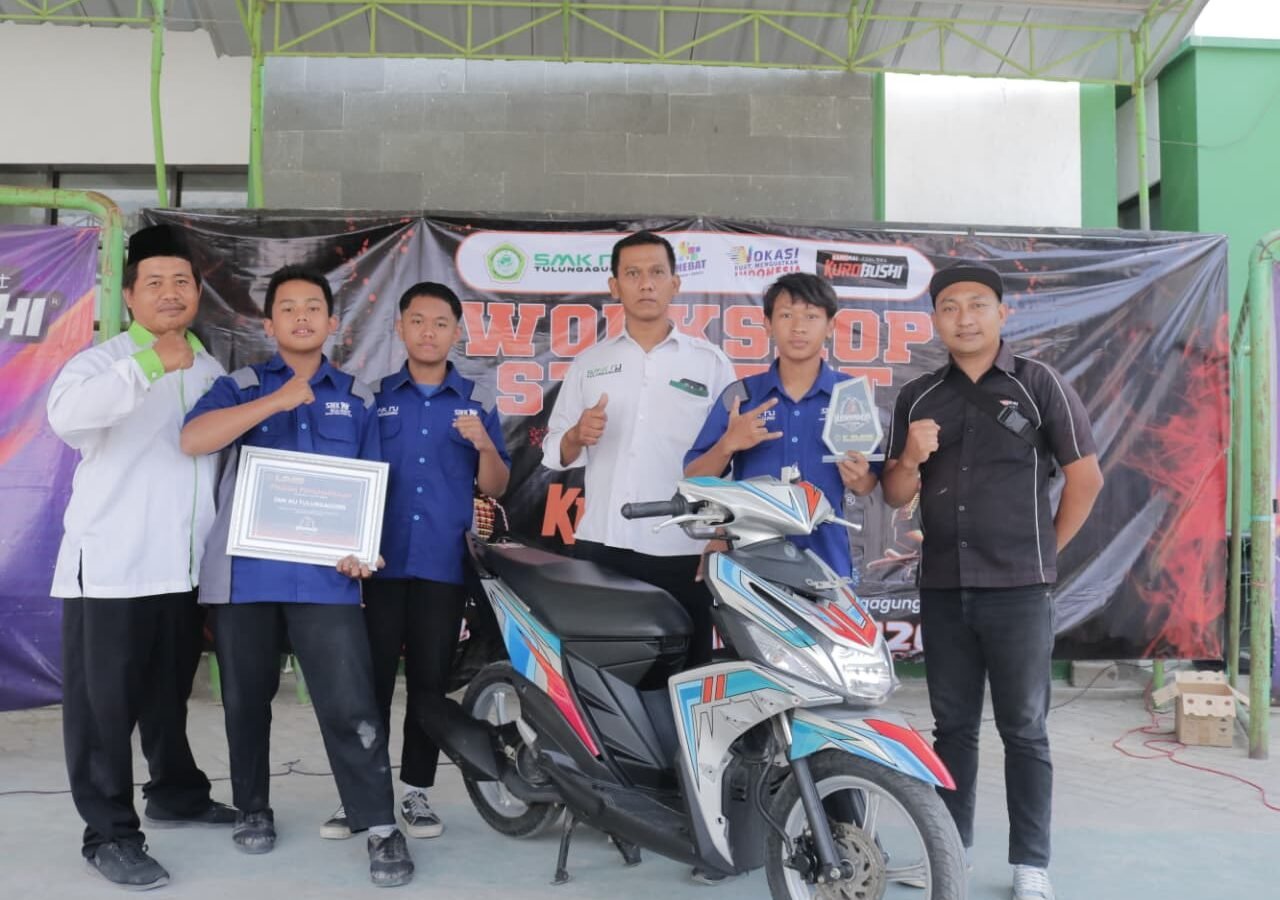 Siswa dan guru pembimbing SMK NU Tulungagung berfoto bersama memamerkan piala, piagam penghargaan, serta sepeda motor hasil karya mereka usai berhasil menyabet Juara Pertama dalam kompetisi "Samurai Education Painting 2026".