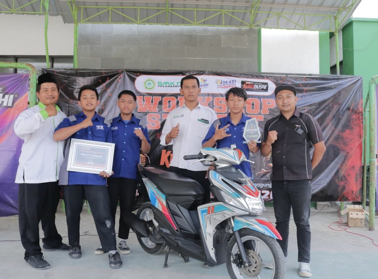 Siswa dan guru pembimbing SMK NU Tulungagung berfoto bersama memamerkan piala, piagam penghargaan, serta sepeda motor hasil karya mereka usai berhasil menyabet Juara Pertama dalam kompetisi "Samurai Education Painting 2026".