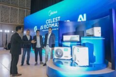 Jajaran manajemen Midea Electronics Indonesia memperkenalkan lini produk terbaru Midea AC Celest Inverter berteknologi AI Ecomaster dalam acara peluncuran resmi di Jakarta.