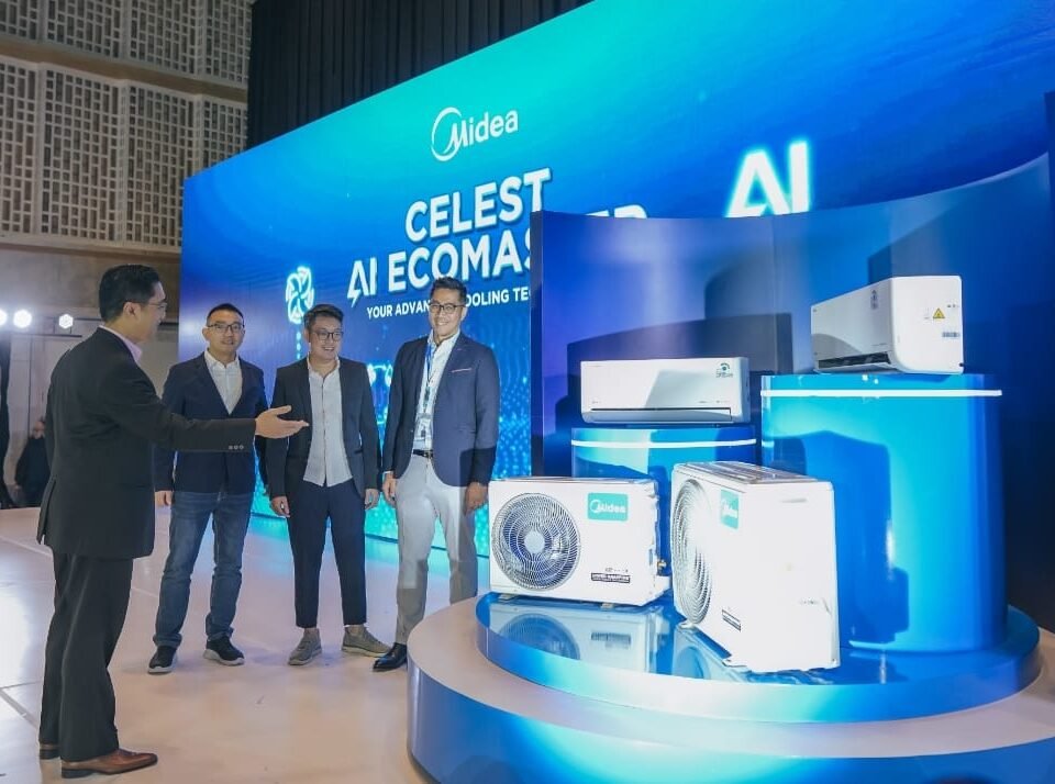 Jajaran manajemen Midea Electronics Indonesia memperkenalkan lini produk terbaru Midea AC Celest Inverter berteknologi AI Ecomaster dalam acara peluncuran resmi di Jakarta.