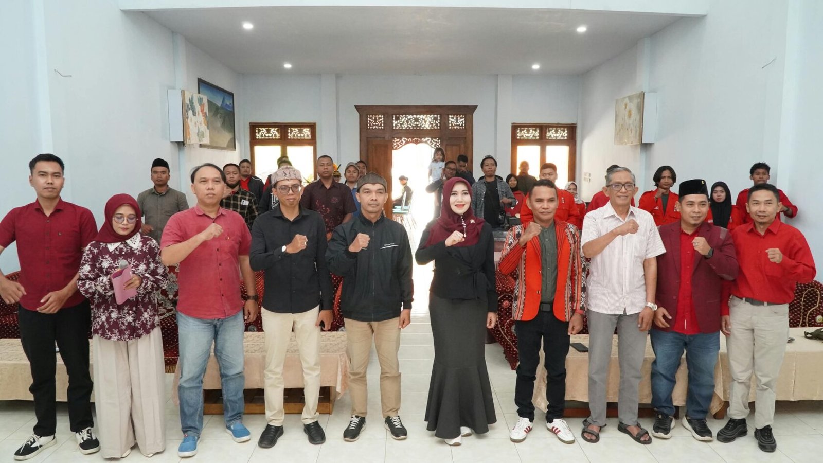 Anggota DPD RI asal Jatim, Dr. Lia Istifhama (tengah), berfoto bersama mengepalkan tangan dengan para peserta dan tokoh pemuda dalam agenda Sosialisasi Empat Pilar MPR RI di Probolinggo, Jumat (11/9/2026).