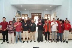 Anggota DPD RI asal Jatim, Dr. Lia Istifhama (tengah), berfoto bersama mengepalkan tangan dengan para peserta dan tokoh pemuda dalam agenda Sosialisasi Empat Pilar MPR RI di Probolinggo, Jumat (11/9/2026).