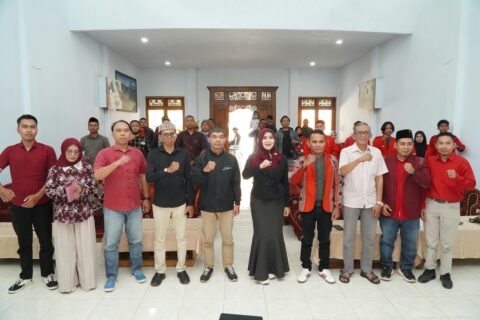 Anggota DPD RI asal Jatim, Dr. Lia Istifhama (tengah), berfoto bersama mengepalkan tangan dengan para peserta dan tokoh pemuda dalam agenda Sosialisasi Empat Pilar MPR RI di Probolinggo, Jumat (11/9/2026).
