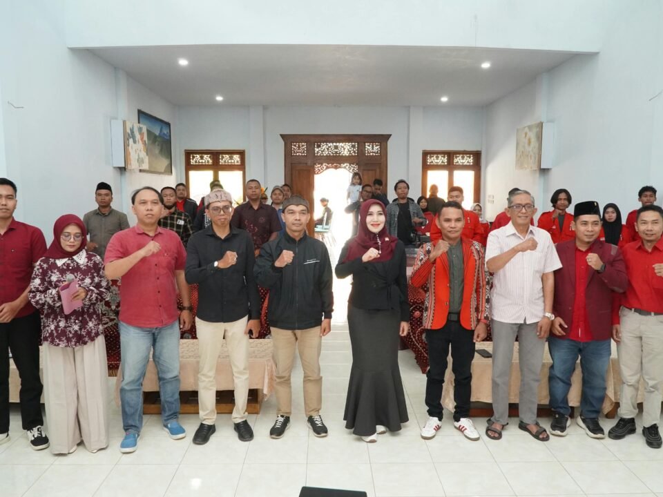 Anggota DPD RI asal Jatim, Dr. Lia Istifhama (tengah), berfoto bersama mengepalkan tangan dengan para peserta dan tokoh pemuda dalam agenda Sosialisasi Empat Pilar MPR RI di Probolinggo, Jumat (11/9/2026).