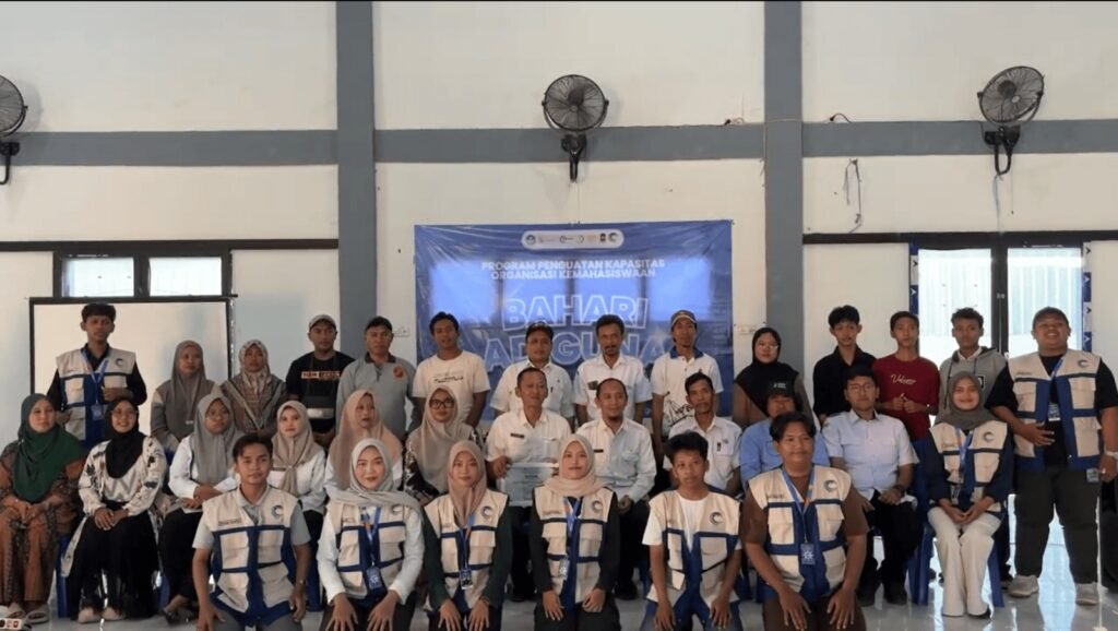 Sesi foto bersama Tim PPK Ormawa BEM UNESA, narasumber, dan warga usai kegiatan sosialisasi "Optimalisasi Pemanfaatan Ikan Rucah dan Pakan Ternak" di Gedung Serbaguna Desa Labuhan, Kecamatan Brondong, Kabupaten Lamongan, Rabu (12/8).