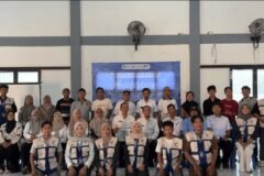 Sesi foto bersama Tim PPK Ormawa BEM UNESA, narasumber, dan warga usai kegiatan sosialisasi "Optimalisasi Pemanfaatan Ikan Rucah dan Pakan Ternak" di Gedung Serbaguna Desa Labuhan, Kecamatan Brondong, Kabupaten Lamongan, Rabu (12/8).