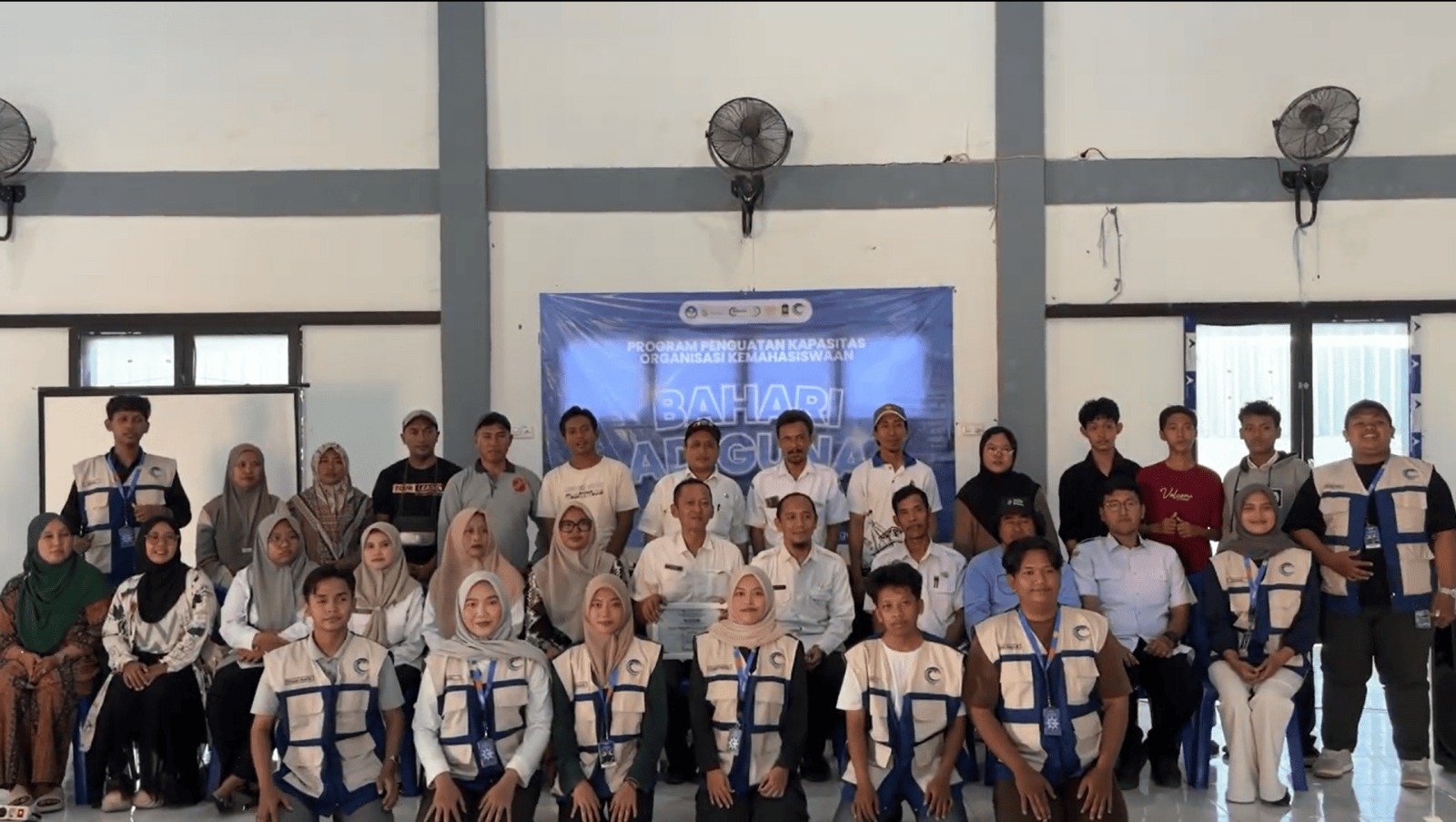 Sesi foto bersama Tim PPK Ormawa BEM UNESA, narasumber, dan warga usai kegiatan sosialisasi "Optimalisasi Pemanfaatan Ikan Rucah dan Pakan Ternak" di Gedung Serbaguna Desa Labuhan, Kecamatan Brondong, Kabupaten Lamongan, Rabu (12/8).