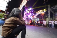 Fenomena sound horeg di Jawa Timur tak hanya menyuguhkan hiburan, tetapi juga memicu polemik seputar dampak kesehatan dan keamanan, seperti terlihat dalam keramaian malam yang diwarnai sistem suara berdaya tinggi ini.