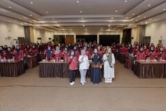 Ketua Komisi E DPRD Jatim sekaligus Tokoh Koperasi Nasional, Dr. Sri Untari Bisowarno, M.AP (tengah, mengenakan setelan putih) berfoto dengan mengepalkan tangan bersama ratusan pengurus Koperasi Wanita (Kopwan) se-Malang Raya di sela-sela acara sosialisasi dan pelatihan pemanfaatan AI.