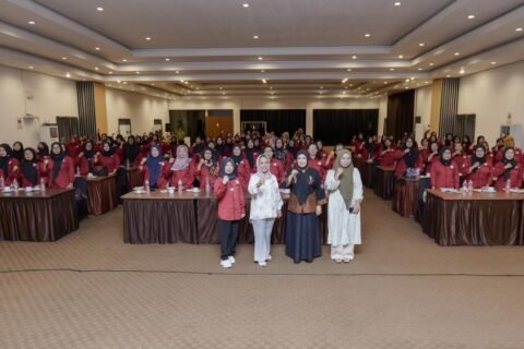Ketua Komisi E DPRD Jatim sekaligus Tokoh Koperasi Nasional, Dr. Sri Untari Bisowarno, M.AP (tengah, mengenakan setelan putih) berfoto dengan mengepalkan tangan bersama ratusan pengurus Koperasi Wanita (Kopwan) se-Malang Raya di sela-sela acara sosialisasi dan pelatihan pemanfaatan AI.