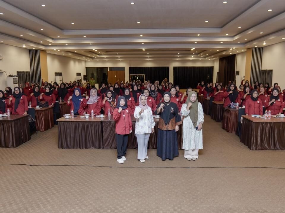 Ketua Komisi E DPRD Jatim sekaligus Tokoh Koperasi Nasional, Dr. Sri Untari Bisowarno, M.AP (tengah, mengenakan setelan putih) berfoto dengan mengepalkan tangan bersama ratusan pengurus Koperasi Wanita (Kopwan) se-Malang Raya di sela-sela acara sosialisasi dan pelatihan pemanfaatan AI.