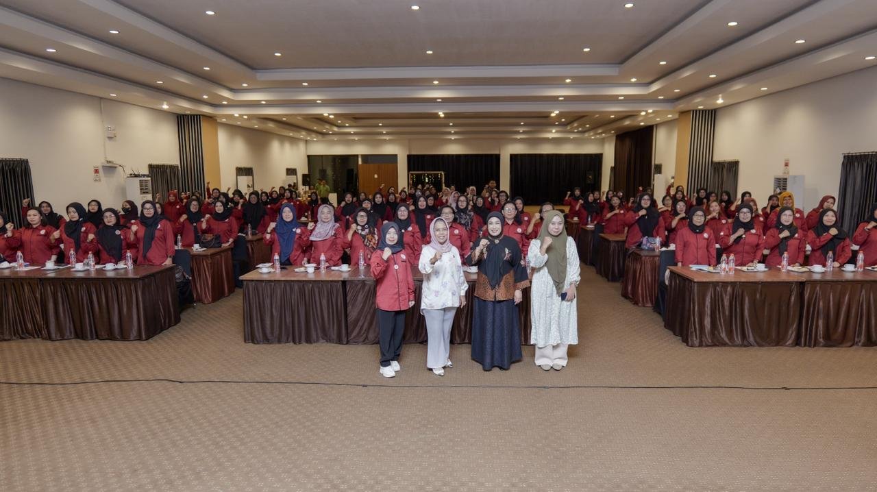 Ketua Komisi E DPRD Jatim sekaligus Tokoh Koperasi Nasional, Dr. Sri Untari Bisowarno, M.AP (tengah, mengenakan setelan putih) berfoto dengan mengepalkan tangan bersama ratusan pengurus Koperasi Wanita (Kopwan) se-Malang Raya di sela-sela acara sosialisasi dan pelatihan pemanfaatan AI.