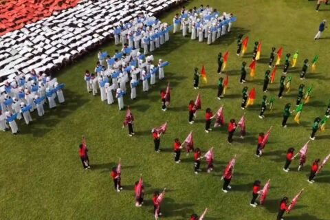 Potret kemegahan atraksi formasi bendera merah putih dan kolaborasi memukau para siswa SMAN 1 Purwosari dalam semarak peringatan kemerdekaan HUT RI. Kekompakan ini menjadi wujud nyata semangat nasionalisme dan gotong royong seluruh warga sekolah.