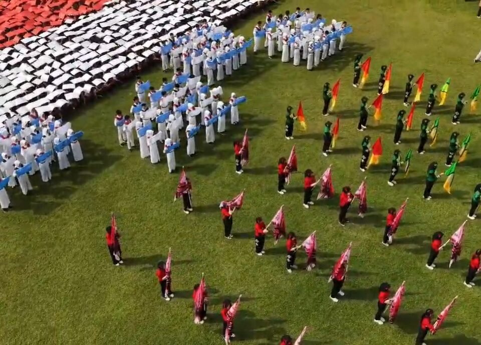 Potret kemegahan atraksi formasi bendera merah putih dan kolaborasi memukau para siswa SMAN 1 Purwosari dalam semarak peringatan kemerdekaan HUT RI. Kekompakan ini menjadi wujud nyata semangat nasionalisme dan gotong royong seluruh warga sekolah.
