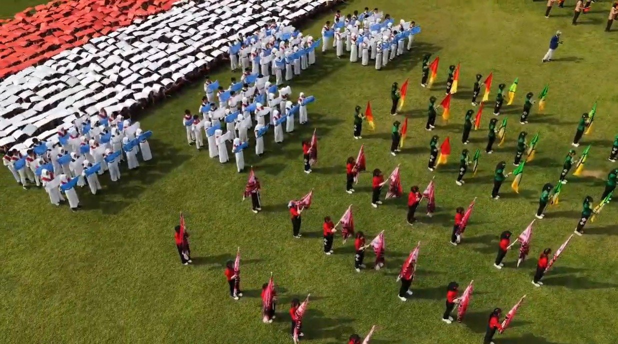 Potret kemegahan atraksi formasi bendera merah putih dan kolaborasi memukau para siswa SMAN 1 Purwosari dalam semarak peringatan kemerdekaan HUT RI. Kekompakan ini menjadi wujud nyata semangat nasionalisme dan gotong royong seluruh warga sekolah.