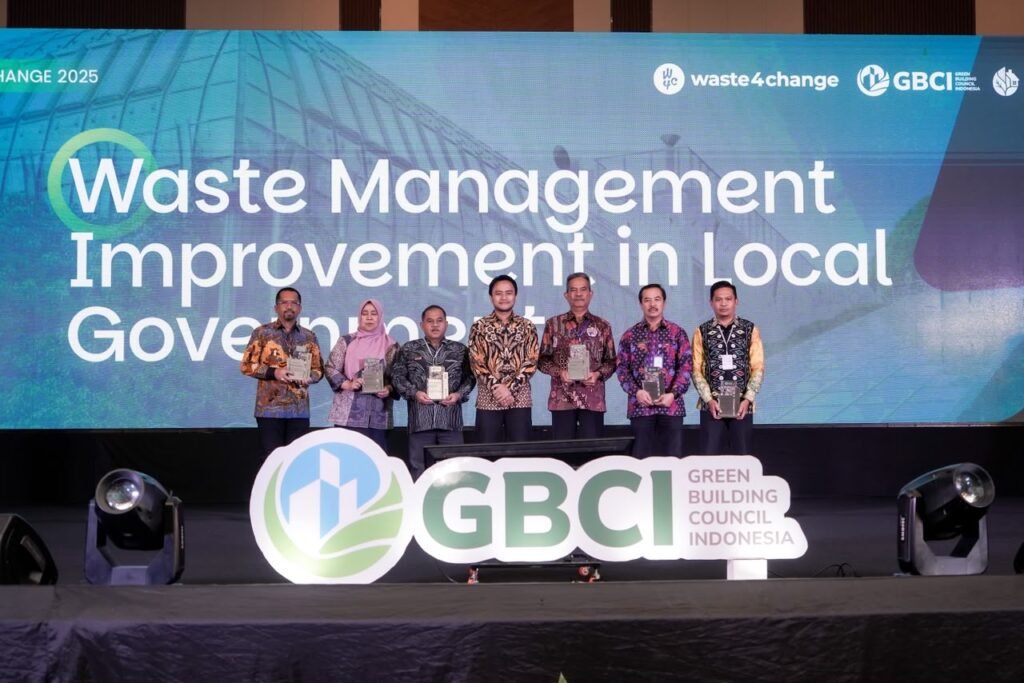 Plt Kepala Dinas Lingkungan Hidup Kota Malang, Gamaliel Raymond Hatigoran Matondang (kedua dari kiri), saat menerima penghargaan "Waste Management Improvement in Local Government" dari Waste4Change dalam acara Indonesia Green Building Festival 2026