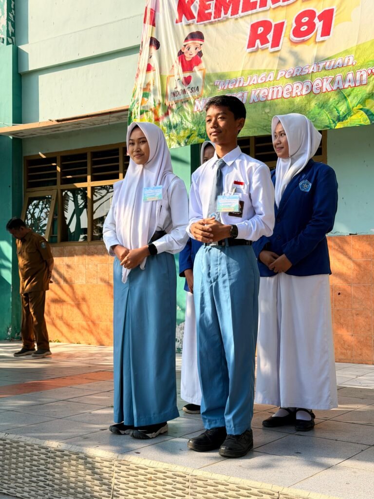 Sejumlah siswa SMAN 1 Purwosari tampil rapi dan penuh percaya diri di atas panggung dalam rangkaian kegiatan berbalut semangat kemerdekaan yang sejalan dengan implementasi nilai-nilai demokrasi dan karakter di lingkungan sekolah.