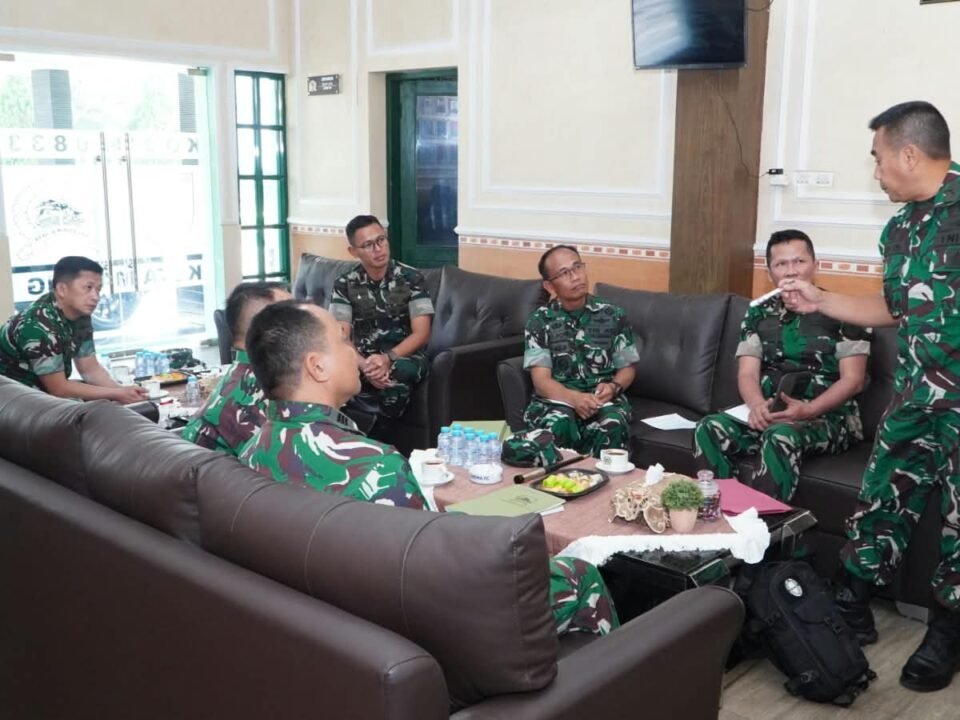 Direktur Pusat Informasi Teritorial (Dirpit) Pusterad Brigjen TNI Heri Dwi Subagyo memberikan arahan teknis kegiatan Pulsaji Data Satkowil TA 2026 di Makodim 0833/Kota Malang, Rabu (23/09/2026).