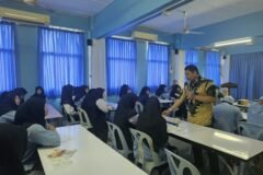 Tim dosen dari Universitas Brawijaya saat memberikan pemaparan materi dan berinteraksi dengan para siswi di Thammislam Foundation School, Nonthaburi, Thailand.