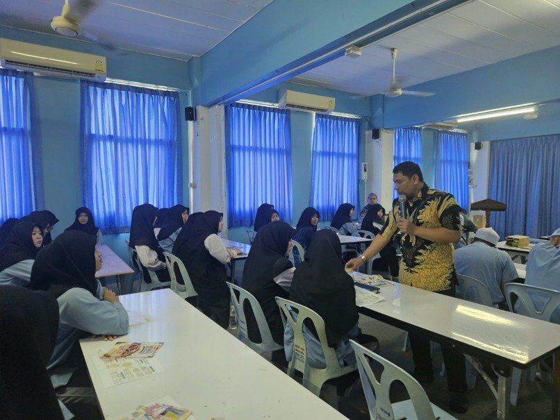 Tim dosen dari Universitas Brawijaya saat memberikan pemaparan materi dan berinteraksi dengan para siswi di Thammislam Foundation School, Nonthaburi, Thailand.