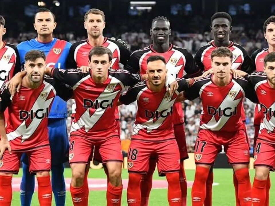 Kiper Timnas Indonesia, Emil Audero debut dalam laga Real Madrid vs Rayo Vallecano di Santiago Bernabeu pada pekan kelima La Liga Spanyol 2026/27 (13/9)./Instagram @rayovallecano