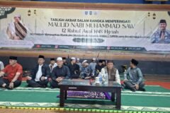 Suasana khidmat Tabligh Akbar dalam rangka memperingati Maulid Nabi Muhammad SAW 1448 H di SMAN 1 Turen. Tampak jajaran pimpinan sekolah dan tokoh agama duduk bersama di atas panggung mengikuti rangkaian acara.