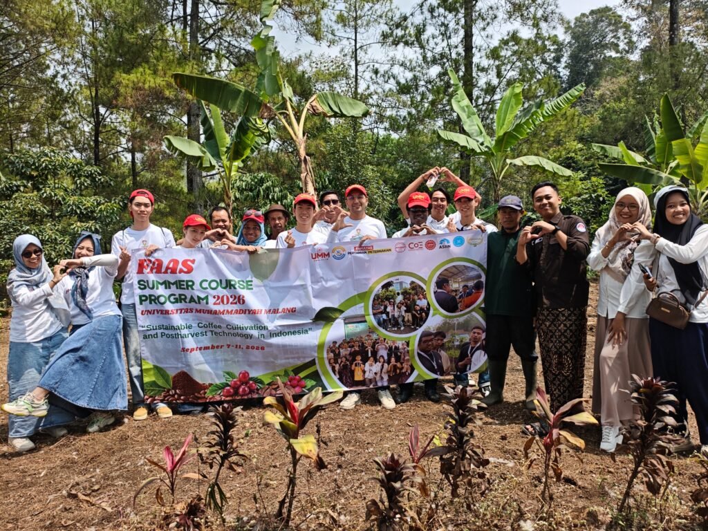 Peserta Summer Course FPP UMM bersama dosen dan para petani lokal berfoto bersama di area perkebunan kopi saat agenda observasi budidaya kopi dari hulu ke hilir.