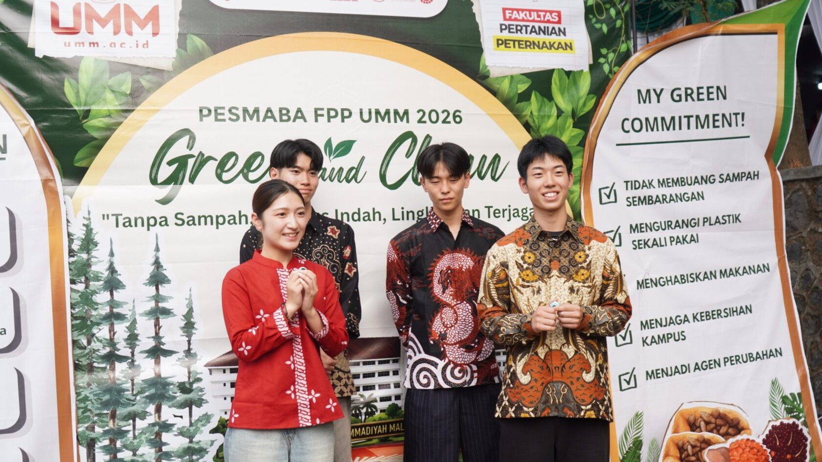 Keempat mahasiswa asal Shimonoseki City University, Jepang, tampil kompak dan antusias mengenakan busana batik saat mengikuti rangkaian program Summer Course di UMM.