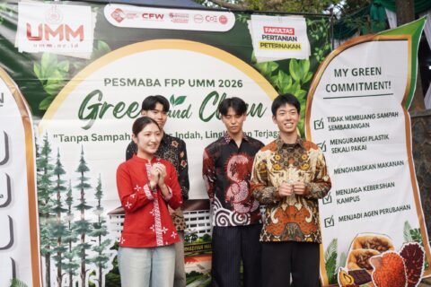 Keempat mahasiswa asal Shimonoseki City University, Jepang, tampil kompak dan antusias mengenakan busana batik saat mengikuti rangkaian program Summer Course di UMM.