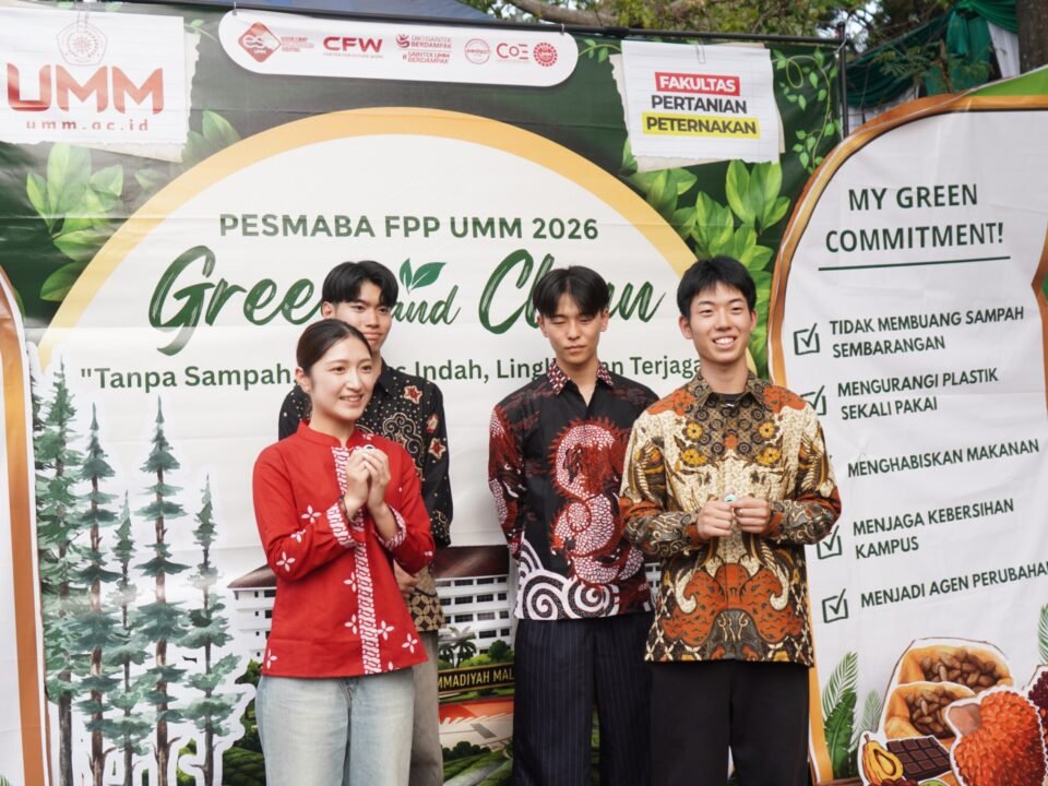 Keempat mahasiswa asal Shimonoseki City University, Jepang, tampil kompak dan antusias mengenakan busana batik saat mengikuti rangkaian program Summer Course di UMM.