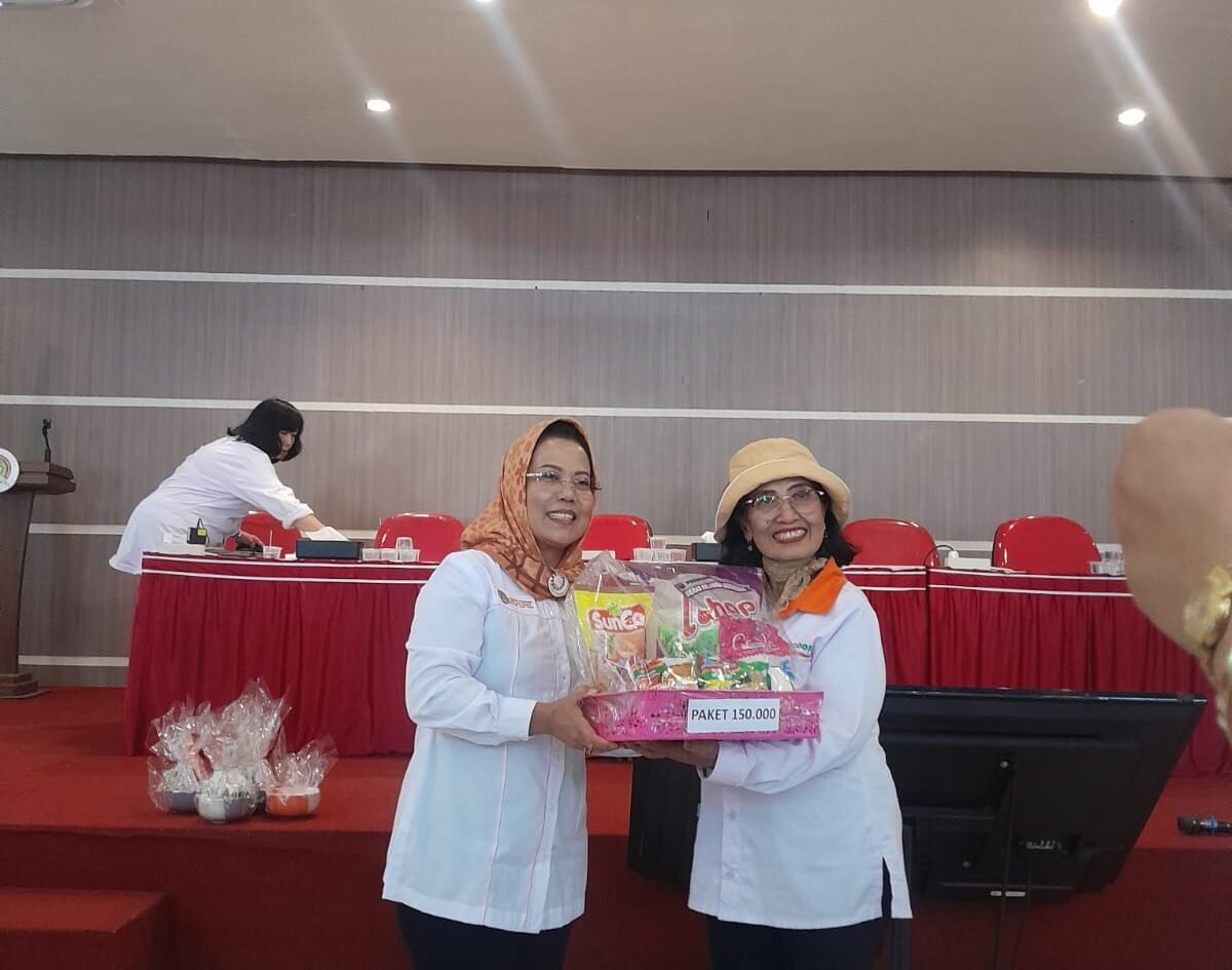 Ketua Kopmen SBW, Dr. Sri Untari (kiri), saat menyerahkan secara langsung paket penghargaan kepada PJ Kelompok 321 K2D XIV, Lydia Latif (kanan), atas keberhasilan kelompoknya meraih rekor belanja wajib tertinggi.