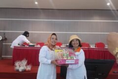Ketua Kopmen SBW, Dr. Sri Untari (kiri), saat menyerahkan secara langsung paket penghargaan kepada PJ Kelompok 321 K2D XIV, Lydia Latif (kanan), atas keberhasilan kelompoknya meraih rekor belanja wajib tertinggi.