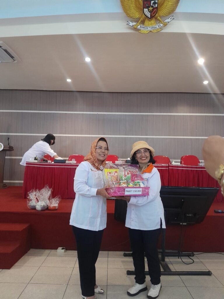 Ketua Kopmen SBW, Dr. Sri Untari (kiri), saat menyerahkan secara langsung paket penghargaan kepada PJ Kelompok 321 K2D XIV, Lydia Latif (kanan), atas keberhasilan kelompoknya meraih rekor belanja wajib tertinggi.
