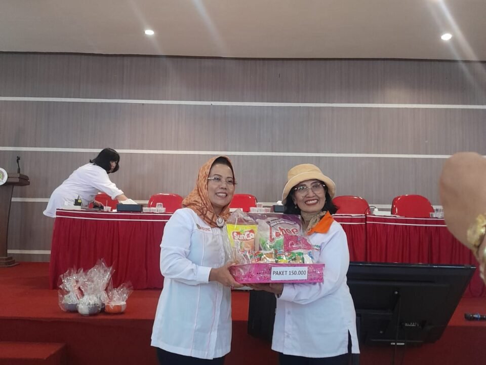 Ketua Kopmen SBW, Dr. Sri Untari (kiri), saat menyerahkan secara langsung paket penghargaan kepada PJ Kelompok 321 K2D XIV, Lydia Latif (kanan), atas keberhasilan kelompoknya meraih rekor belanja wajib tertinggi.
