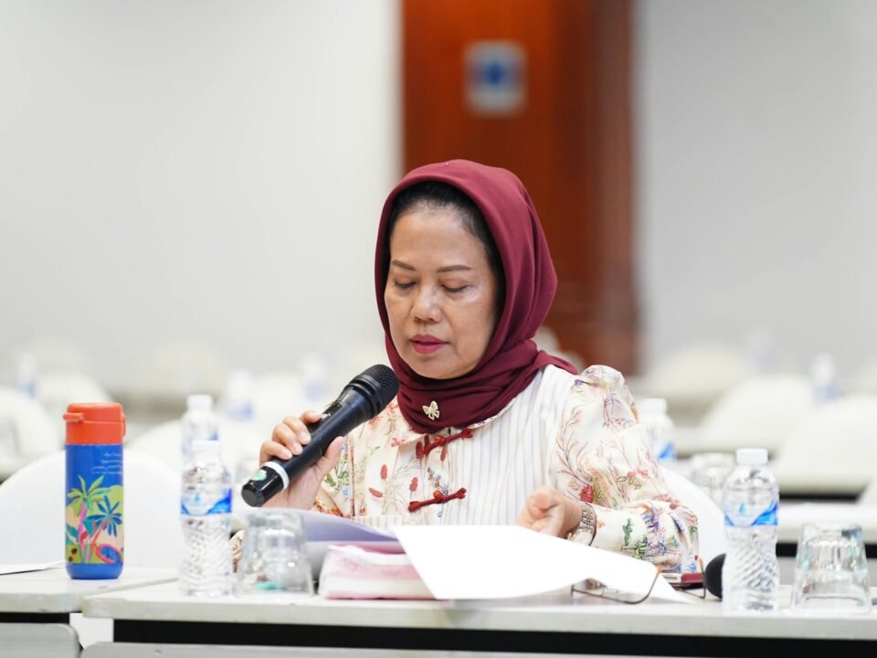 Anggota DPRD Jawa Timur, Dr. Sri Untari Bisowarno, M.AP., saat memberikan pandangan dalam agenda orientasi dan pembekalan anggota DPRD Jatim di Surabaya. >