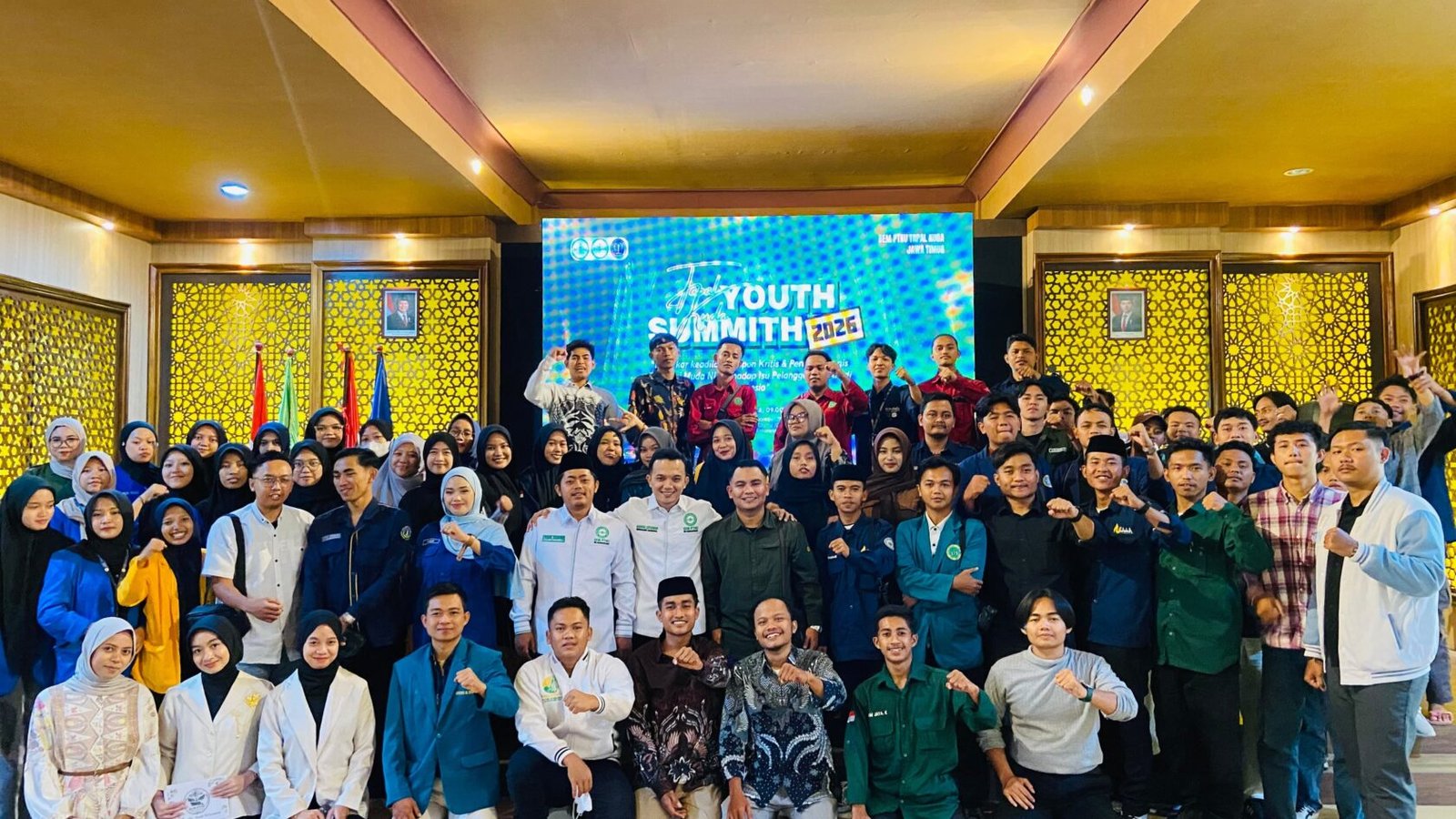 Potret kebersamaan delegasi BEM, pemuda NU, dan tokoh pergerakan seusai merumuskan resolusi keadilan sosial dalam acara Tapal Kuda Youth Summit 2026 di Aula Utama UNU Pasuruan, Selasa (8/9/2026).
