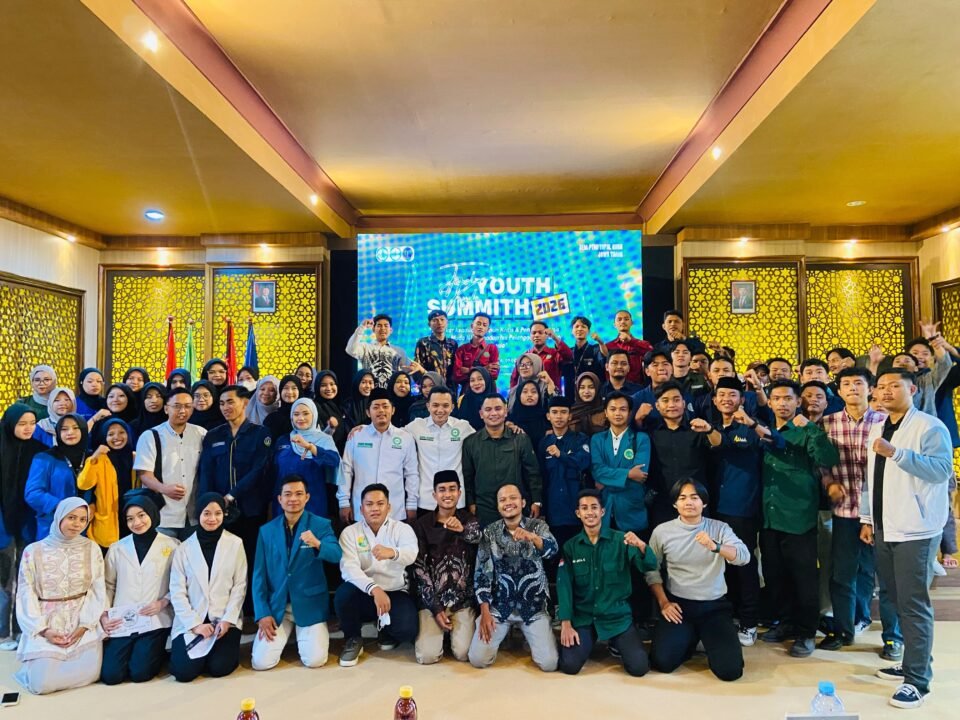 Potret kebersamaan delegasi BEM, pemuda NU, dan tokoh pergerakan seusai merumuskan resolusi keadilan sosial dalam acara Tapal Kuda Youth Summit 2026 di Aula Utama UNU Pasuruan, Selasa (8/9/2026).