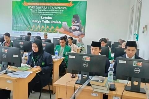 Suasana perlombaan mahasiswa PTKIN se-Jawa dan Madura di mana delegasi UIN Malang tengah fokus bertanding dan mengadu gagasan untuk meraih prestasi terbaik.